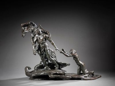 une statue en bronze représentant une femme tenant la main d'un enfant