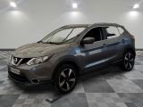 Le nouveau SUV Nissan QX Sport est garé sur un sol à damier.