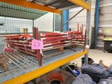 une pile de tuyaux posée sur une étagère dans un entrepôt