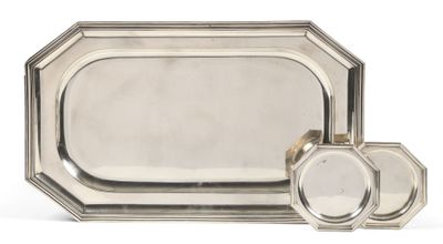 deux plateaux en argent et une assiette en argent sur fond blanc