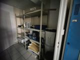 une porte bleue dans une pièce avec des étagères et une porte bleue