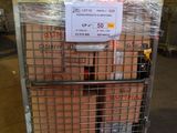 un chariot rempli de cartons, surmonté d'une pancarte