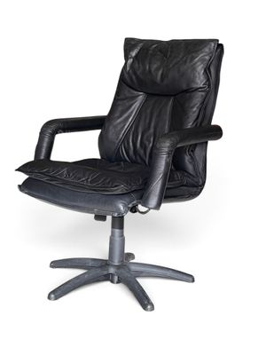 une image représentant une chaise de bureau noire sur fond blanc