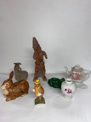 cinq figurines posées sur une surface blanche