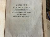 un livre ouvert posé sur une pile de livres
