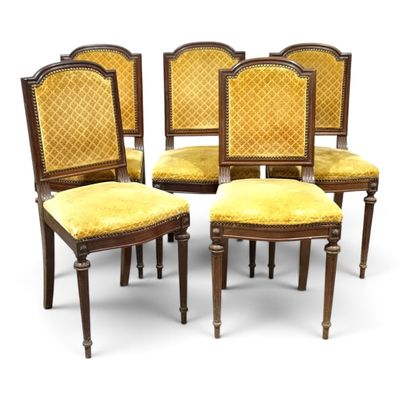 quatre chaises avec un revêtement jaune, un revêtement jaune, un revêtement jaune, un revêtement jaune, un revêtement jaune, un revêtement jaune, un revêtement jaune, un revêtement jaune
