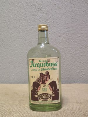 une bouteille d'alcool posée sur une table