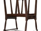 une paire de chaises anciennes en bois avec des dossiers tournés, sur fond blanc