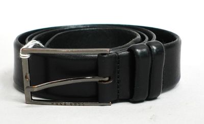 une ceinture en cuir noir ornée d'une boucle en argent
