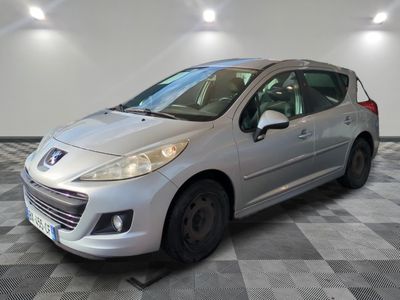 la voiture argentée est garée dans le garage sur le sol en damier