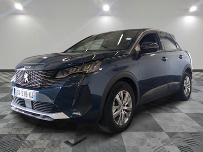 Une Toyota C-HR 2020 dans un showroom au sol à damier