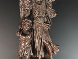 statue d'un ange tenant un enfant sur un rocher