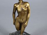 statue représentant un torse féminin nu sur un socle en marbre