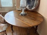 une table en bois sur laquelle se trouve un miroir