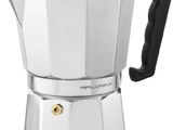 une cafetière de cuisinière argentée sur fond blanc