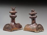 paire de figurines en bronze représentant un homme et une femme sur un rocher