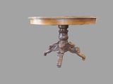 une petite table avec un plateau en bois sur fond gris