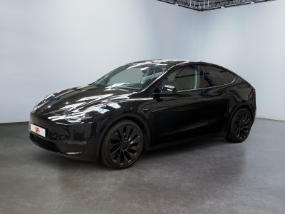 La Tesla Model X noire est garée dans une pièce blanche