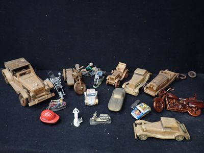 un grand nombre de jouets posés sur une table