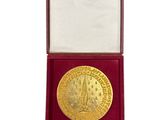 un gros plan sur une médaille d'or dans un coffret rouge