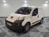 une petite camionnette blanche garée dans une pièce