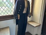 un mannequin dans une pièce avec une fenêtre et un banc