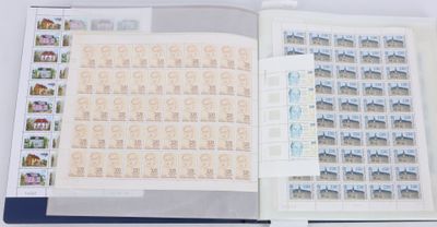 un livre ouvert avec des timbres sur une table