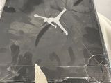 une boîte sur laquelle figure la photo d'une personne