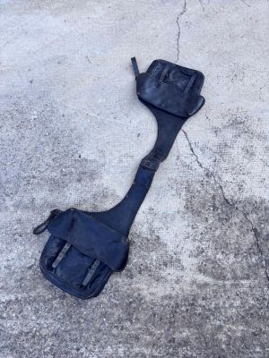 une spatule noire posée par terre