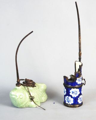 trois petits vases posés les uns à côté des autres
