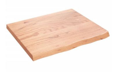 gros plan d'une planche à découper en bois sur fond blanc