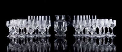 beaucoup de verres à vin et un pichet sur la table