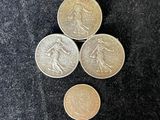 trois pièces britanniques empilées les unes sur les autres sur une surface noire