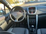 l'intérieur d'une petite voiture avec un volant et un tableau de bord