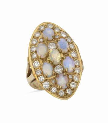 une bague ornée d'un oplite et d'un cluster de diamants