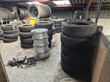une grande quantité de pneus empilés dans un garage