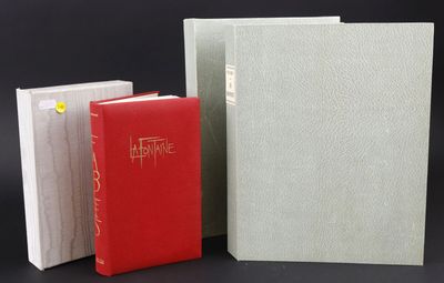 un lot de trois livres posés les uns à côté des autres sur une table