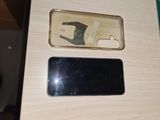 un téléphone portable posé sur une table