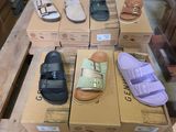 de nombreuses paires de chaussures sur une palette dans un magasin