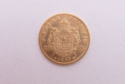gros plan d'une pièce d'or sur une surface blanche