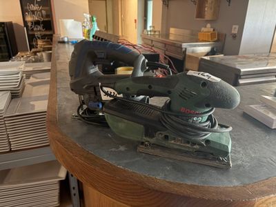 Une ponceuse filaire BOSCH et une scie sauteuse filaire ENER…