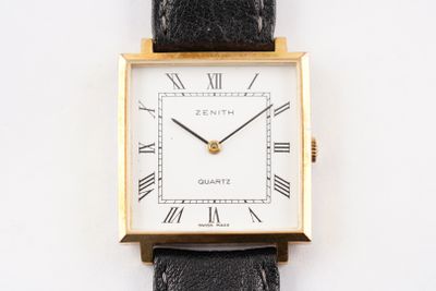 une montre dont le cadran est orné de chiffres romains