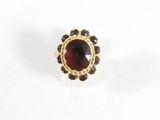Gros plan sur une bague contenant une pierre rouge