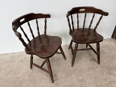 deux chaises en bois assises l'une à côté de l'autre sur le sol