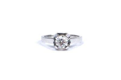 gros plan d'une bague en diamant sur fond blanc