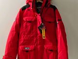 un gros plan sur une veste rouge suspendue à un cintre