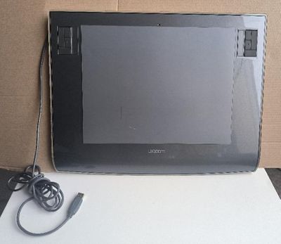 un téléviseur posé sur une boîte en carton