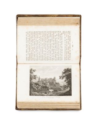un livre ouvert avec l'image d'un château en arrière-plan