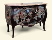 Commode galbée en bois laqué noir à décor imitant le vernis …