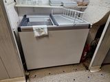 un lave-vaisselle dans un coin de la cuisine, avec de la vaisselle sur le plan de travail